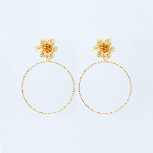 Pendientes dorados trenzados agarre con flor