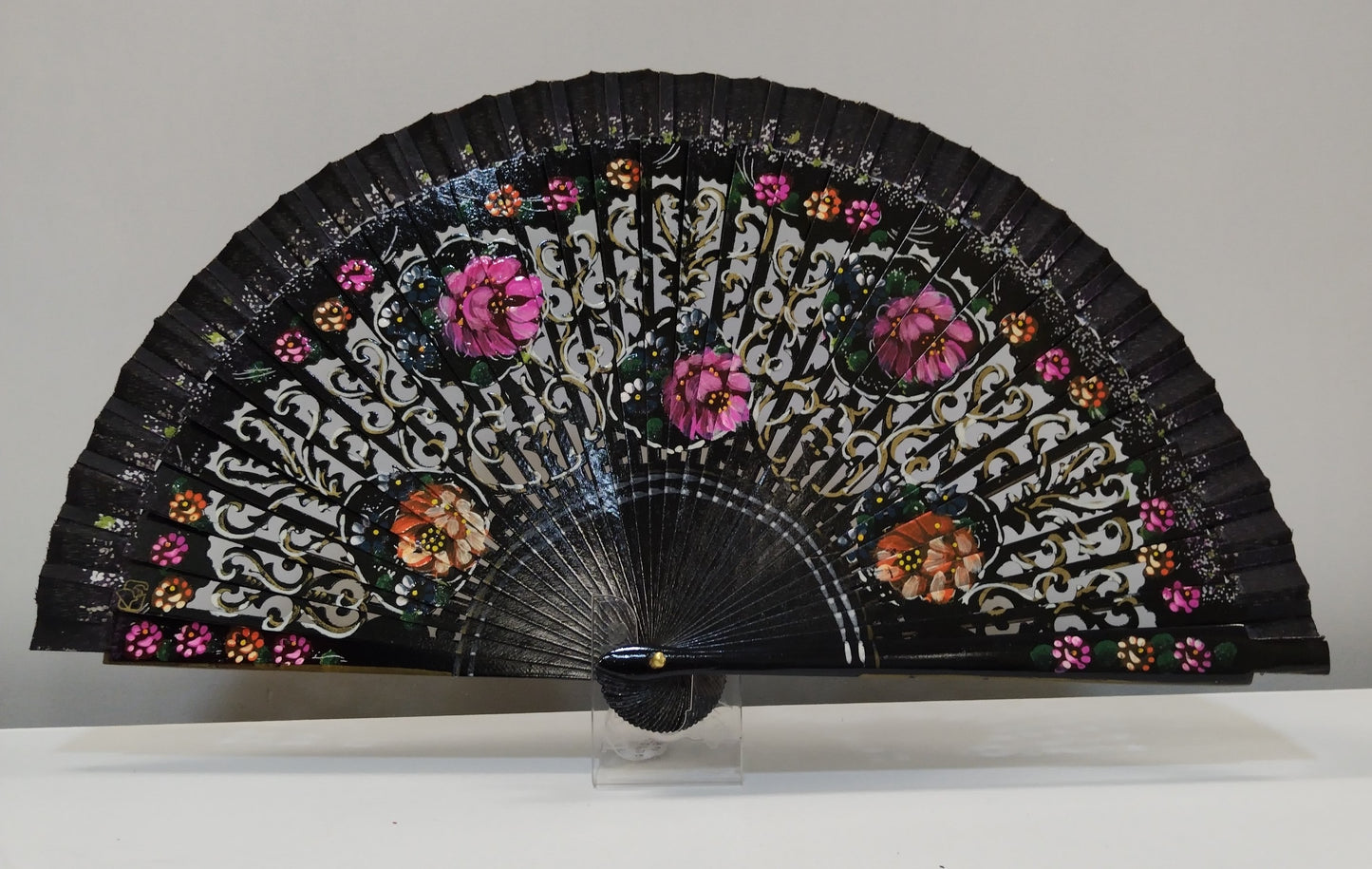 Fan of five roses