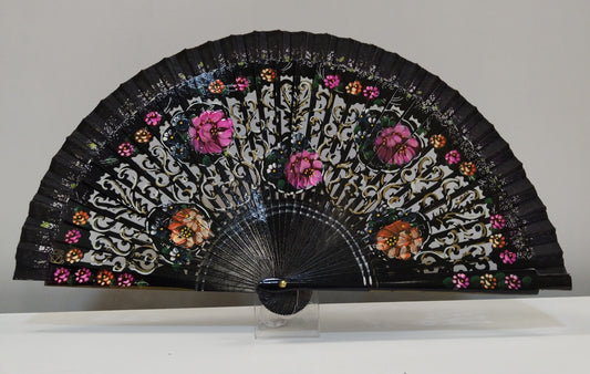 Fan of five roses
